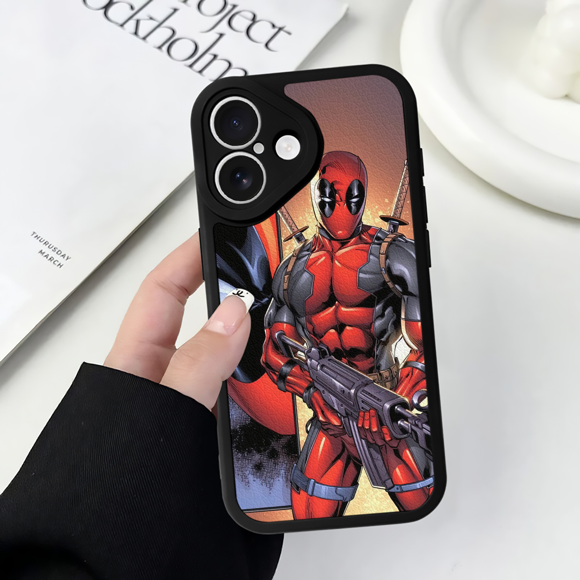 （画像用） Deadpool デッドプール 【iPhone 16シリーズ対応】シリコンスマホケース（レザー調） 材質：シリコン